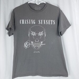Kinetix Graphic T-Shirt Mens Med Gray Crew Neck S/S Skull Palm Chasing Sunsets